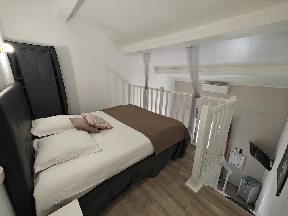 Auberge Des Pins 8/42