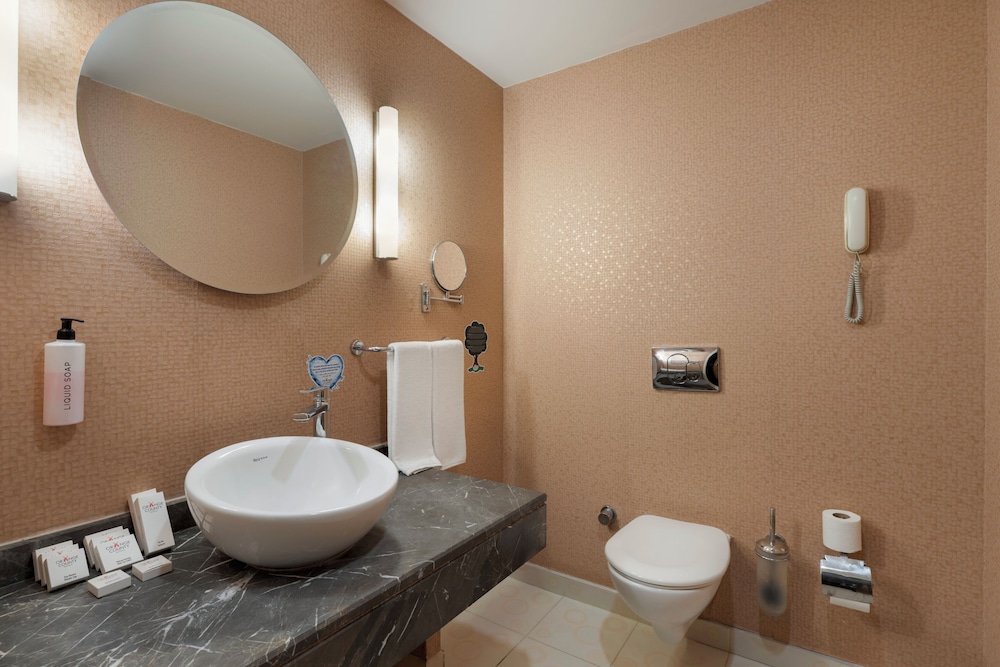 جناح بسرير كينج وسرير مزدوج وسريرين منفصلين بإطلالة على البحر بجاكوزي، Orange County Alanya 6/10