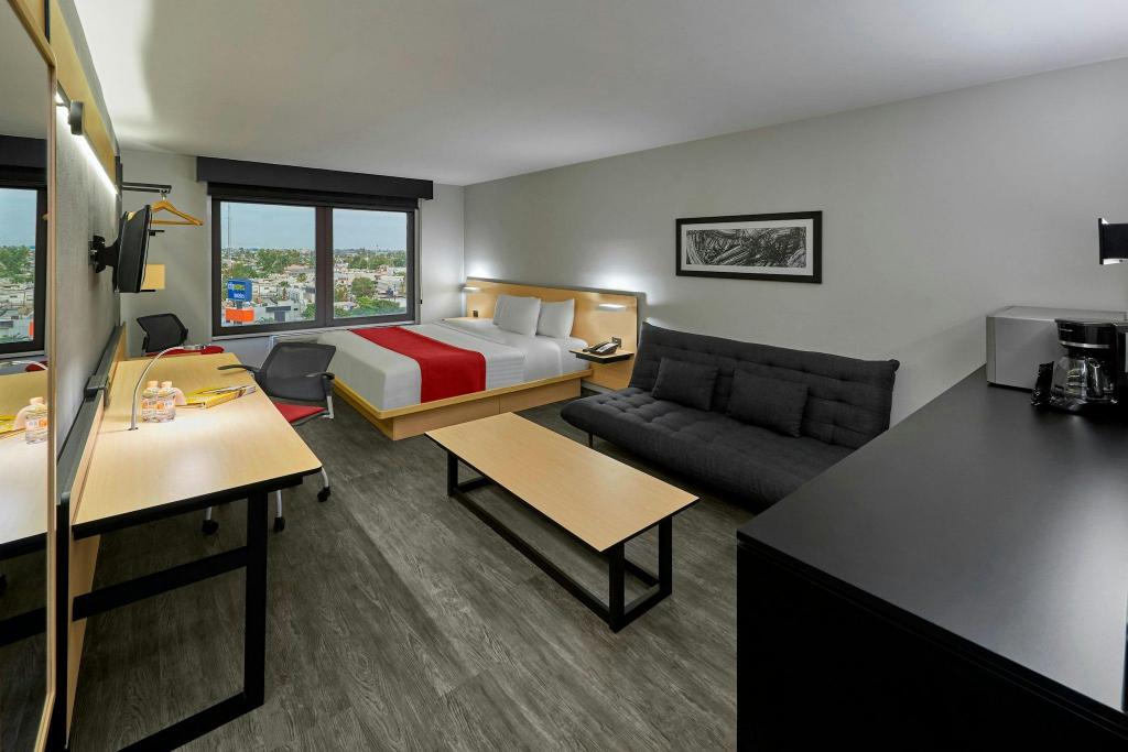 غرفة سوبيريور بسرير كوين مع أريكة، City Express by Marriott Monterrey Aeropuerto 3/4