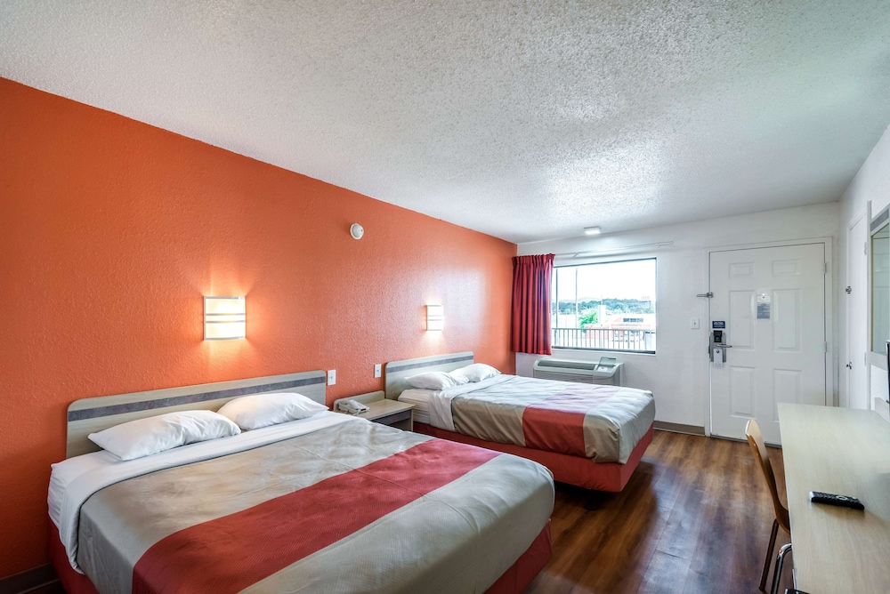 غرفة قياسية بسريرين كوين للمدخنين، Motel6 Anniston, AL 3/4