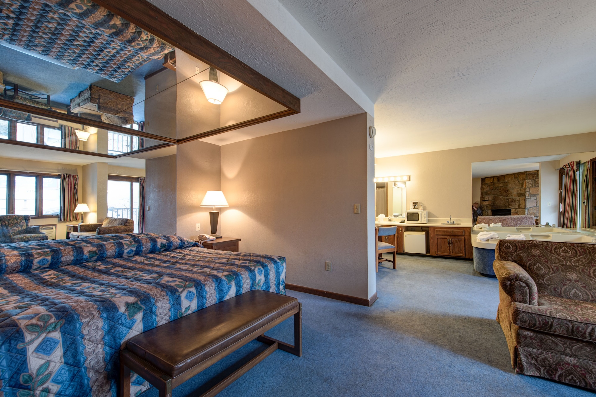 SUITE, KING BED, JETTED TUB