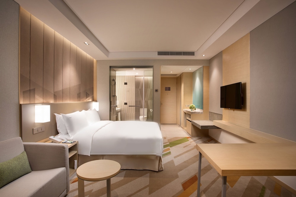Standard, King Bed, Middle Floor
