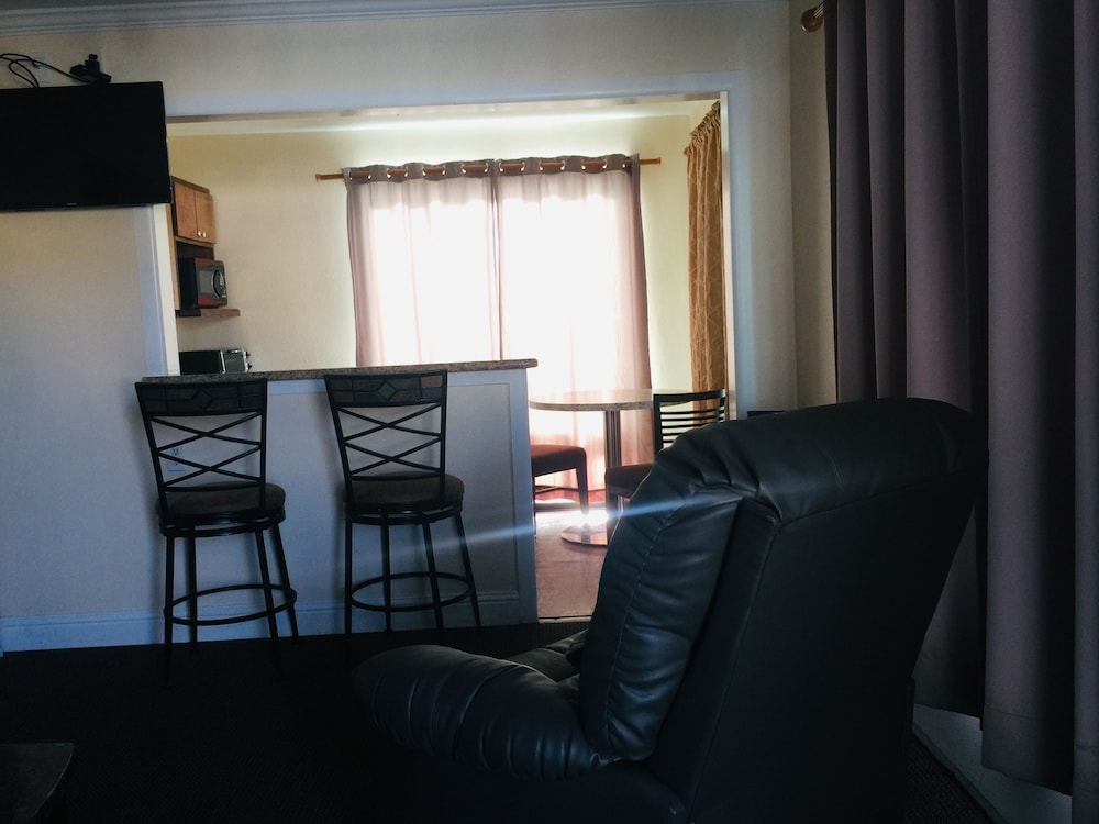 DOLPHIN COVE MOTEL 51/69