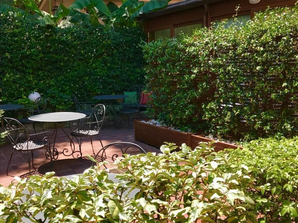 Astoria Garden 18/22