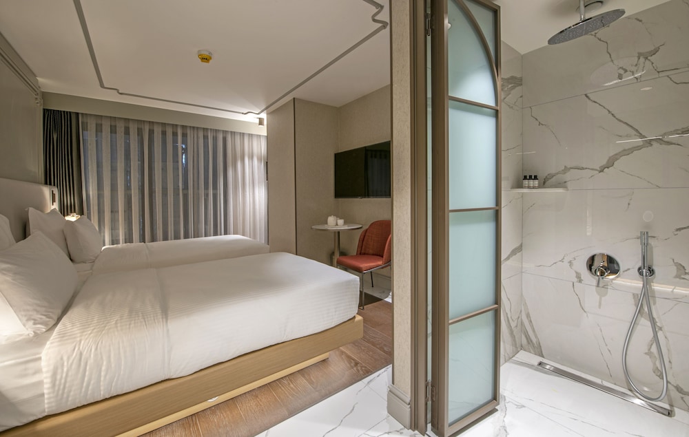 EXECUTIVE, SUITE