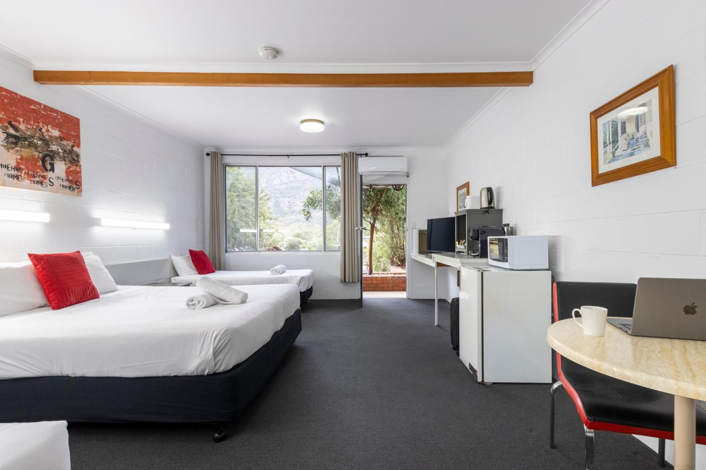 Motel, Family