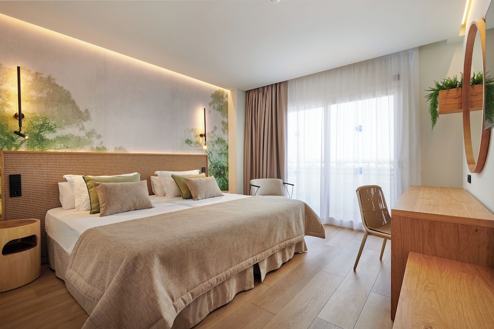 Premium, Twin Beds, Partial Sea View