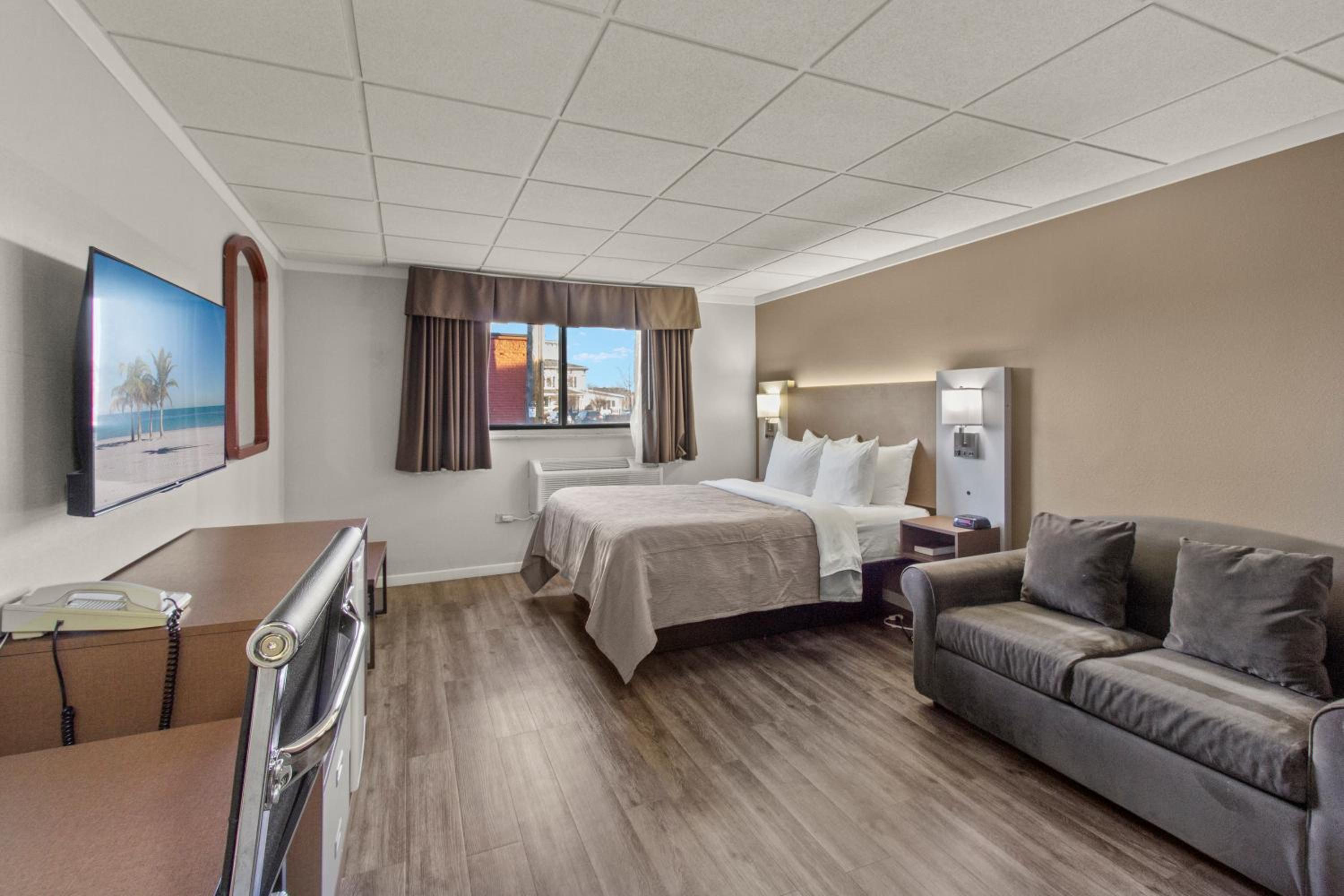 غرفة بسرير كوين مع أريكة، Quality Inn & Suites Green Bay Downtown 6/7