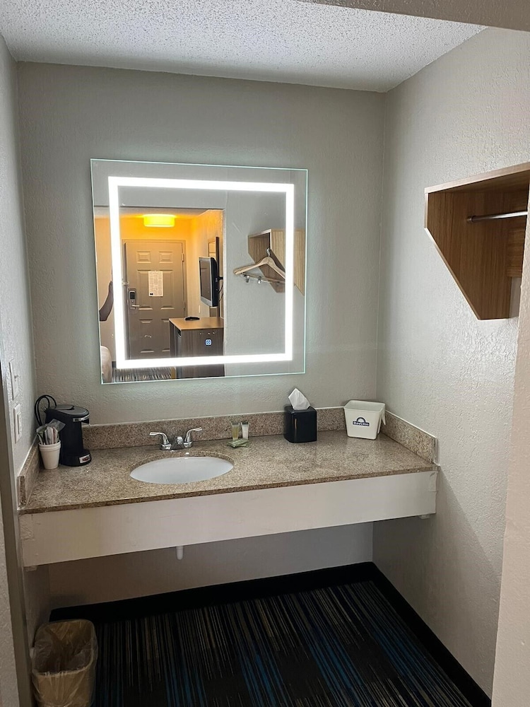 Days Inn & Suites by Wyndham Mobile 37/38