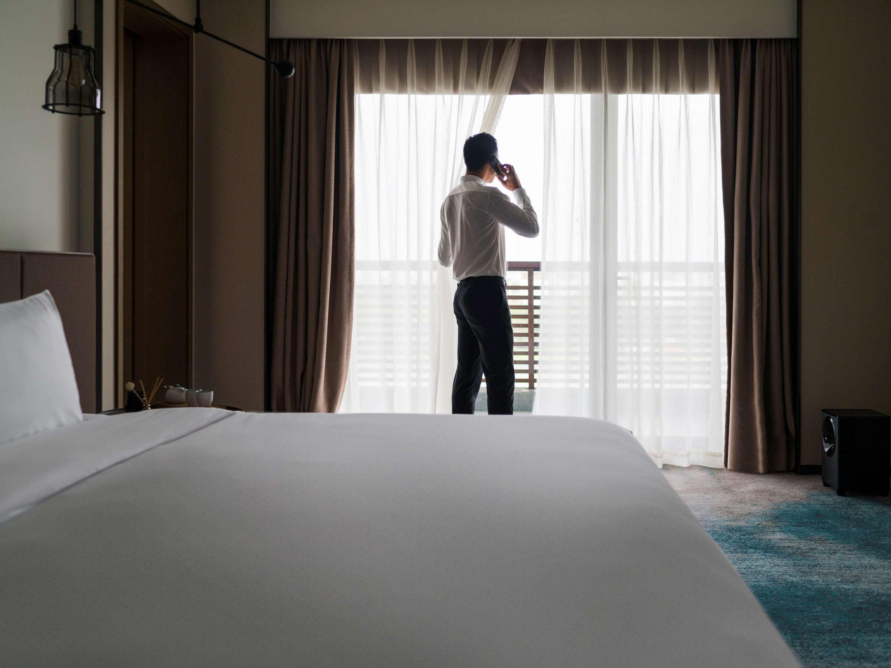 JUNIOR SUITE, TWIN BEDS, LAKE VIEW, LOUNGE ACCESS