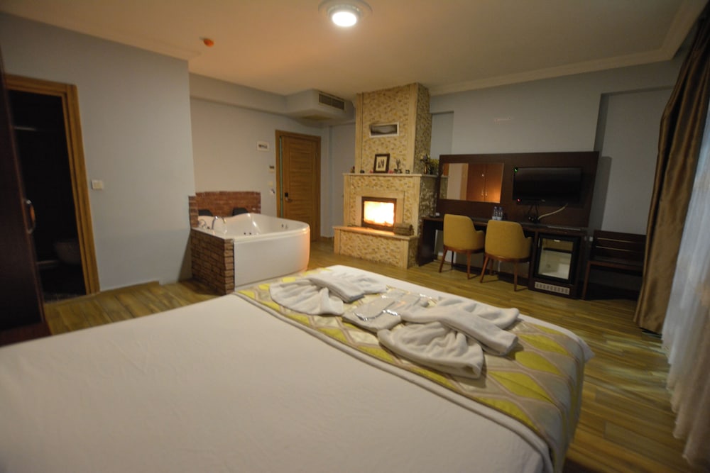 DELUXE, DOUBLE BED, JETTED TUB