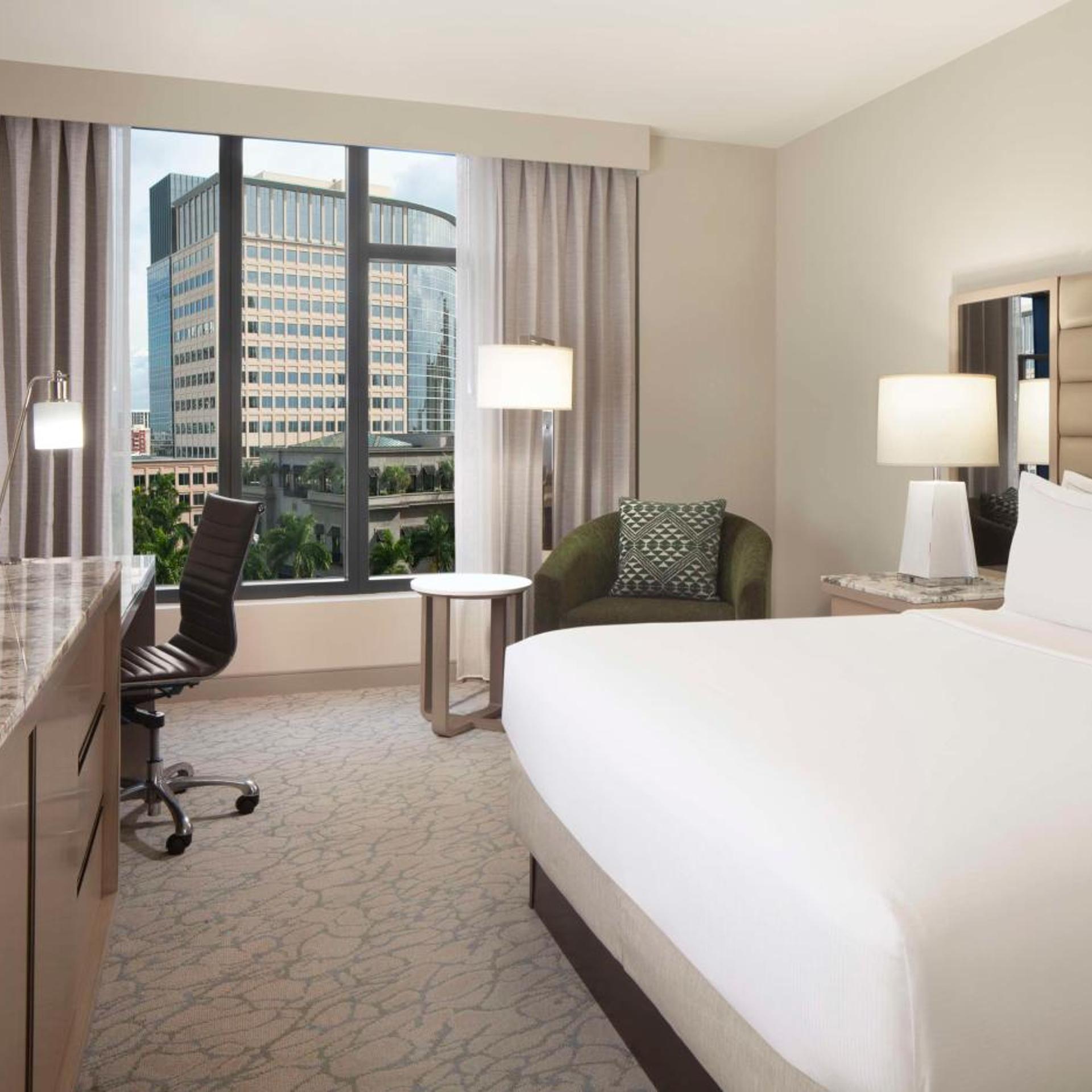 غرفة كلوب بسرير كينج بإطلالة على المدينة، Hilton West Palm Beach 2/3