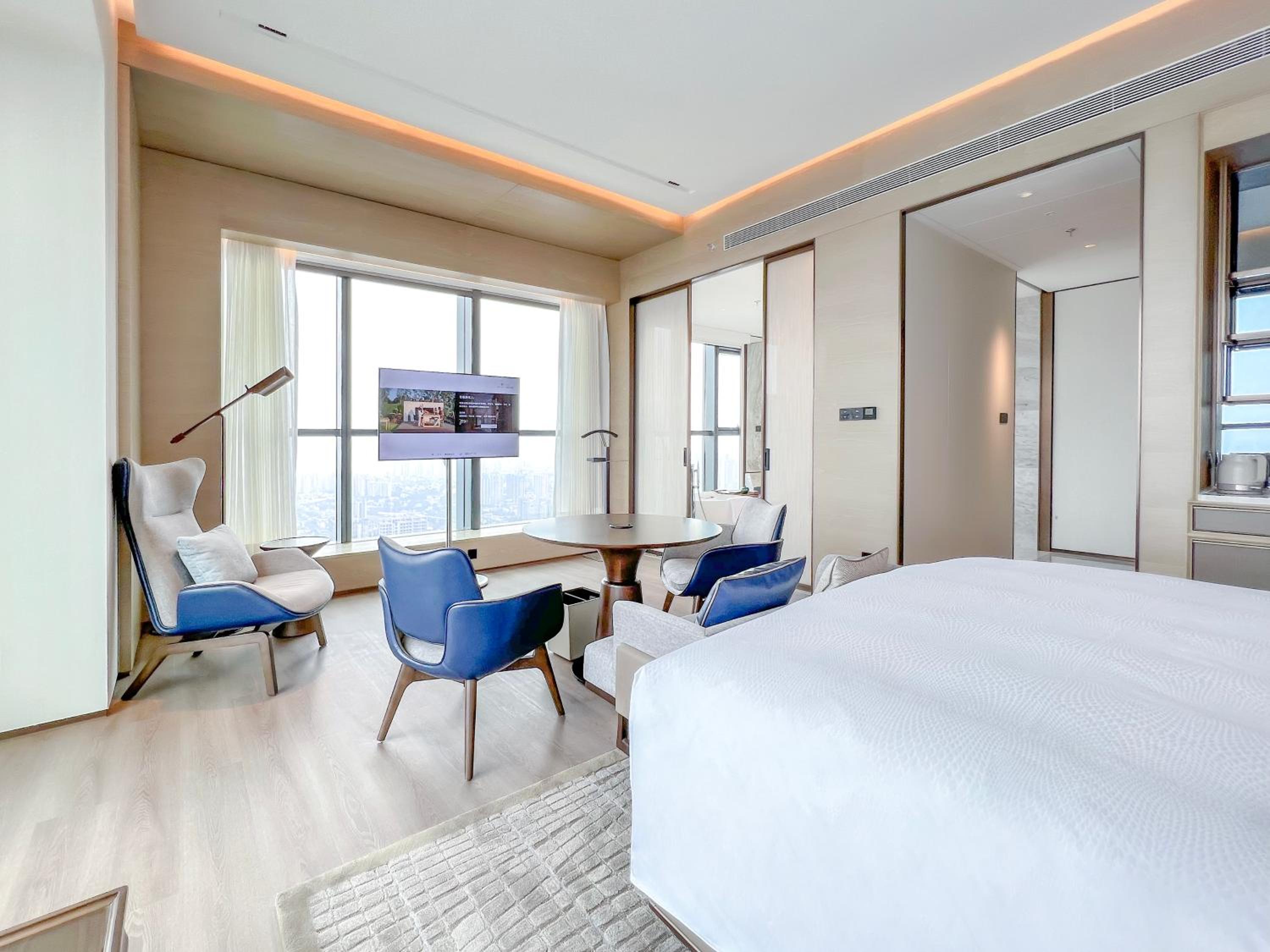 Guest Room, Executive, Studio, King Bed, City View, Executive Lounge Access, Corner