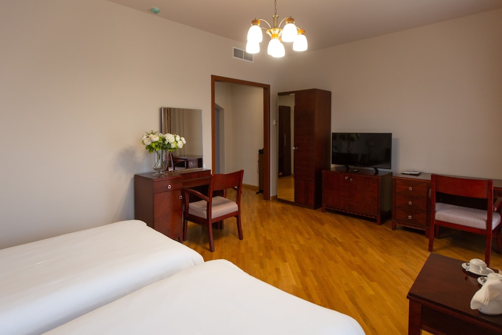 Latar Hotel Complex 17/67