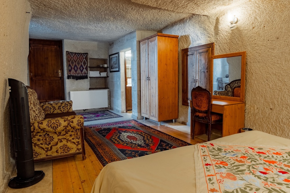 Amber Cave Suites 27/76