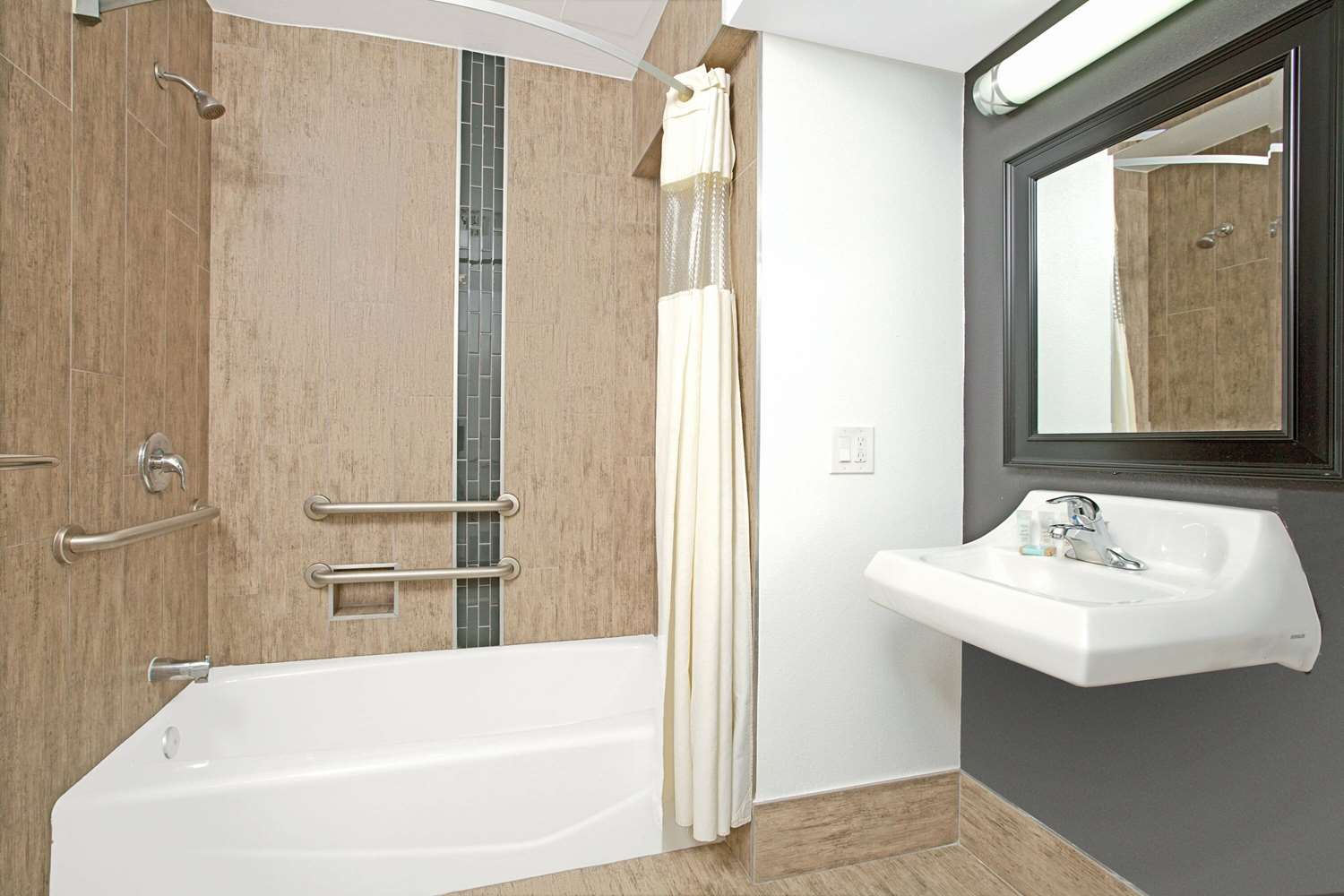 Travelodge By Wyndham LAX South 20/22