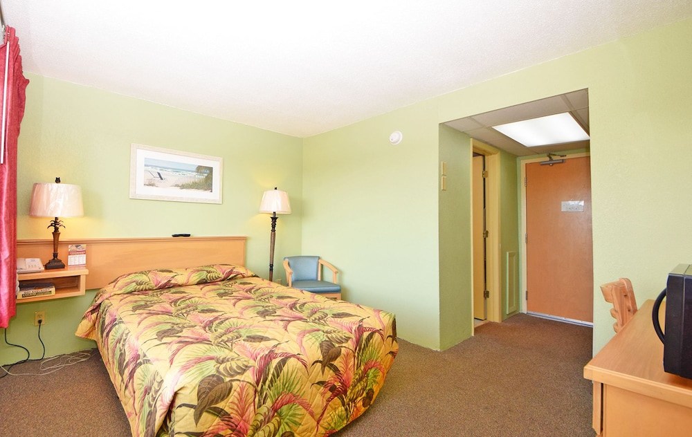 1 Bedroom, Single, Queen Bed, Pool or Boulevard View