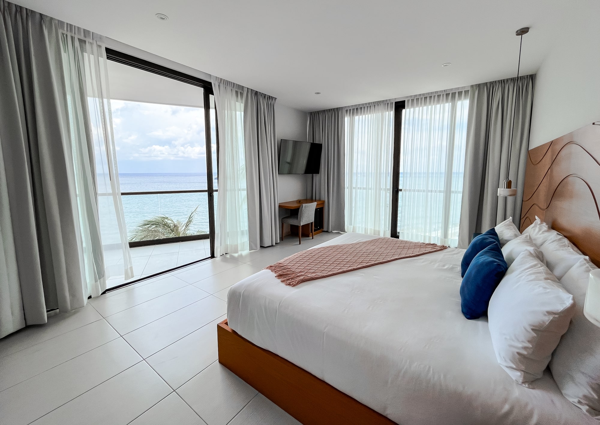 DELUXE, KING BED, OCEAN VIEW