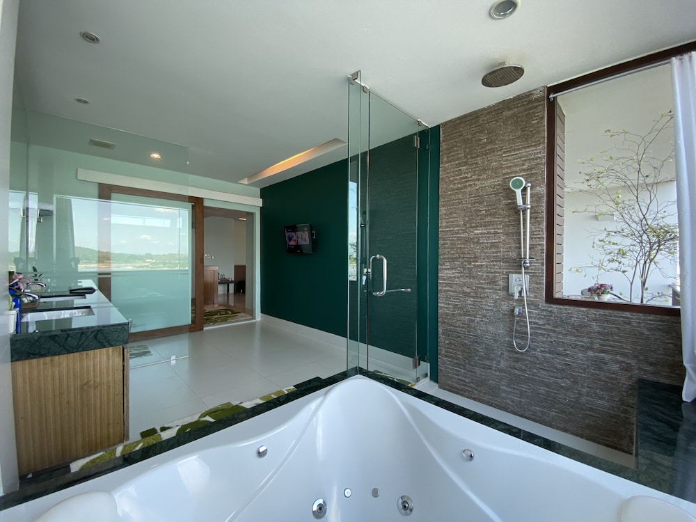 Siam Triangle Hotel 8/61