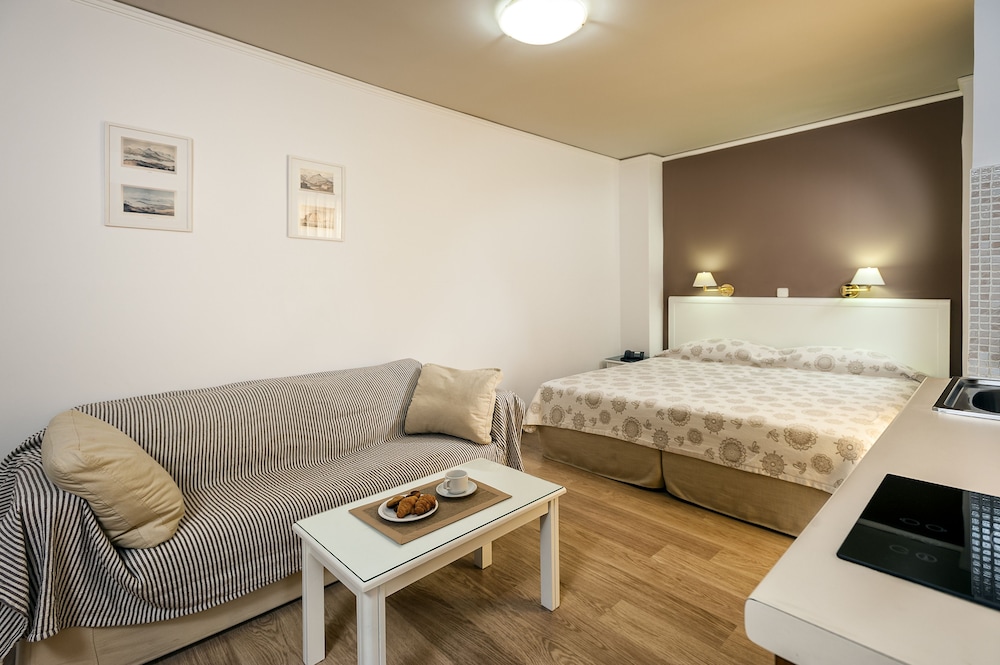 Elina Hotel Apartments 27/79