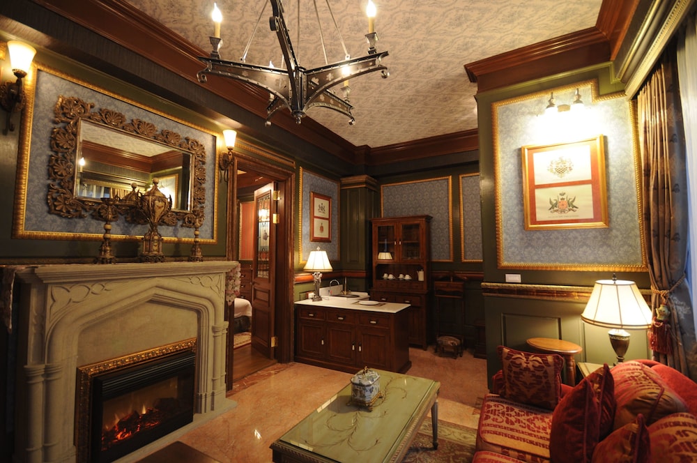 The Old England Manor 36/61