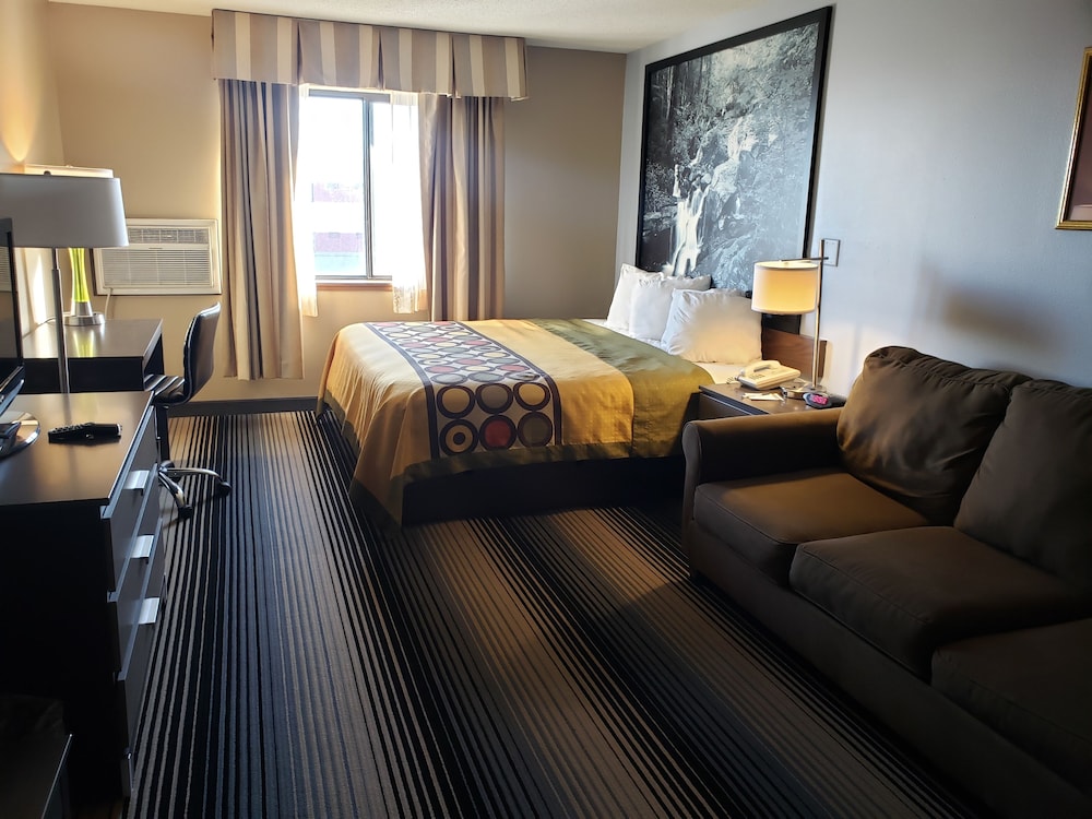 Super 8 By Wyndham Milwaukee Airport 22/57