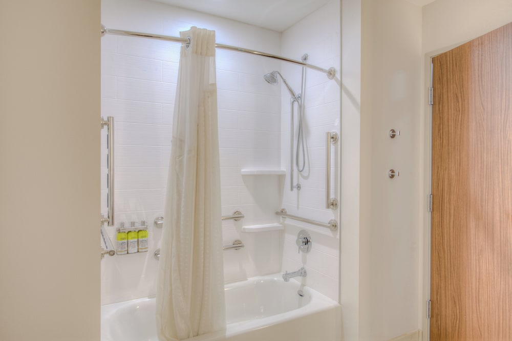 Holiday Inn Express & Suites Remington 48/49