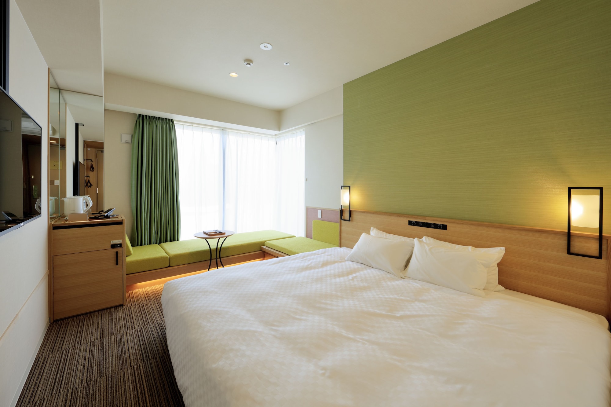 ROOM, KING BED, CORNER