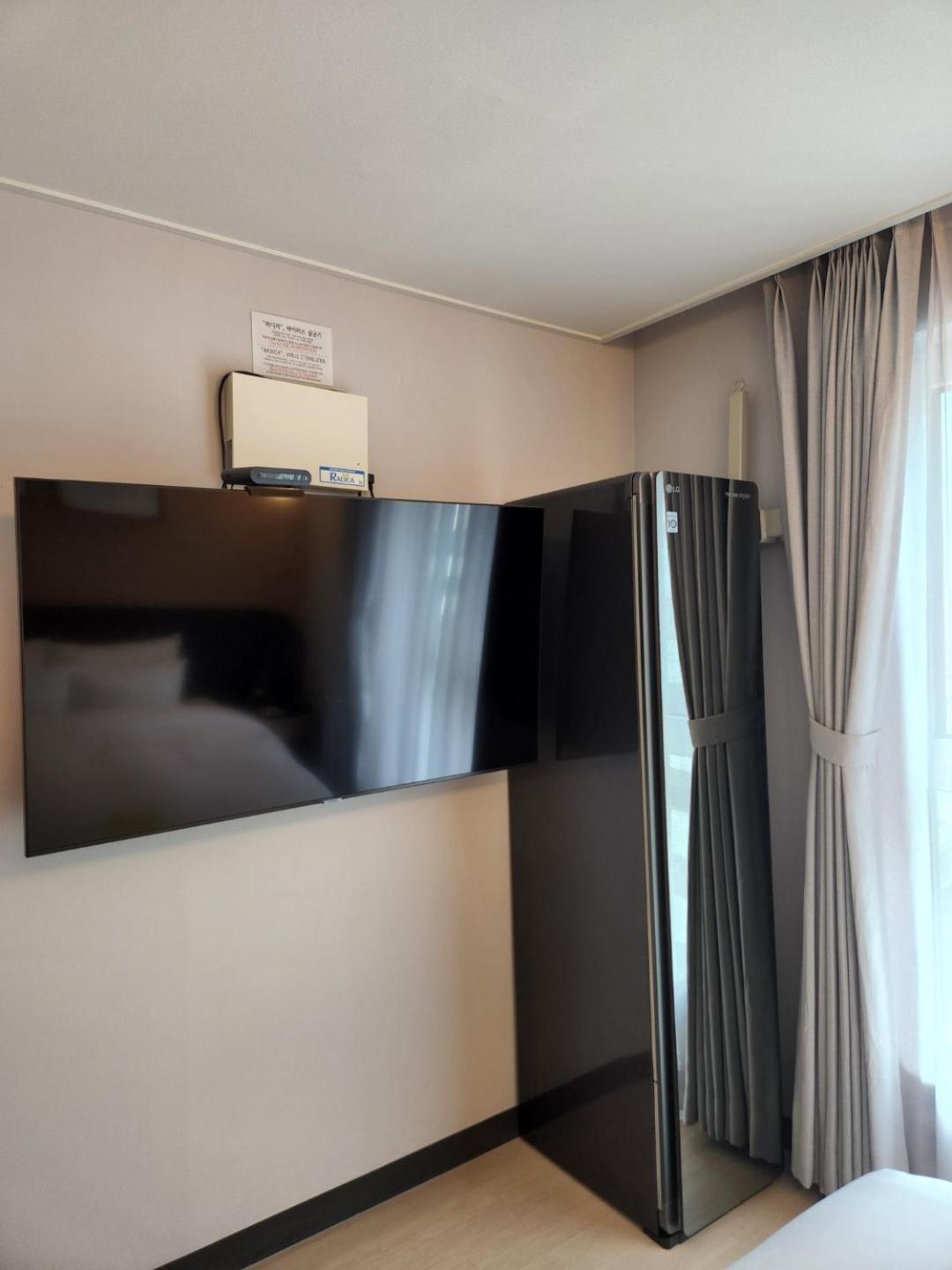 Standard, Double Bed, Pool Access، Hound Hotel Busan Station 8/10