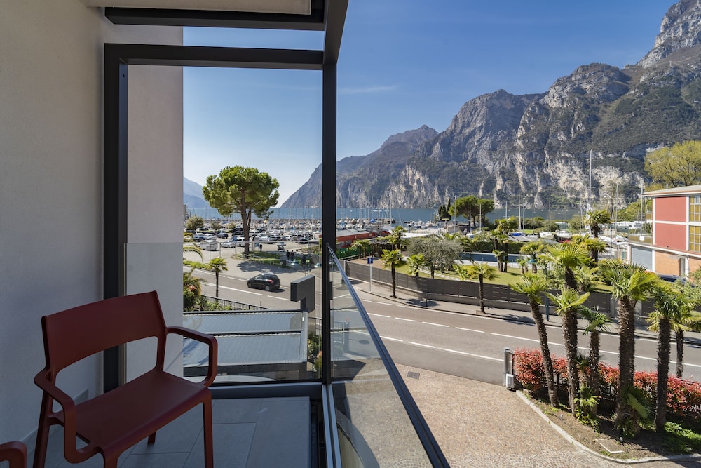 Lake Front Hotel Mirage 30/50