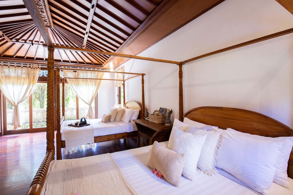 family suite, 2 queen beds, garden view