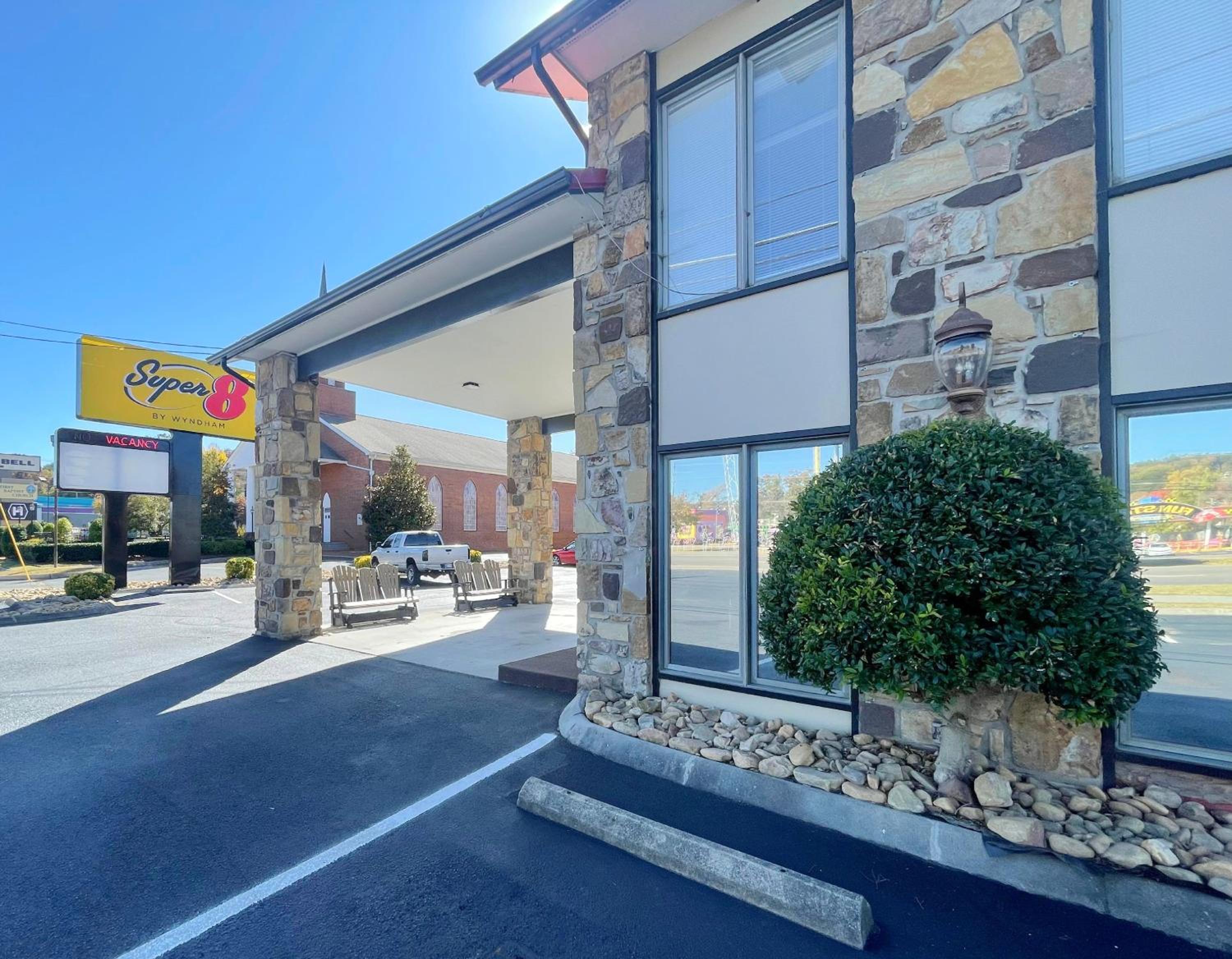 Super 8 by Wyndham Pigeon Forge Downtown 19/22
