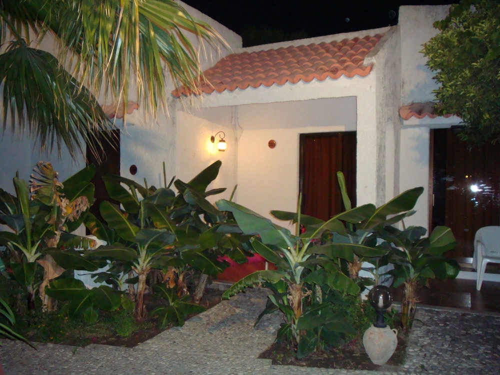 Oasis Hotel Bungalows 14/64