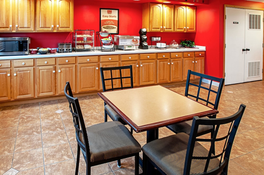 Econo Lodge Menomonie On The Bay MI 28/31