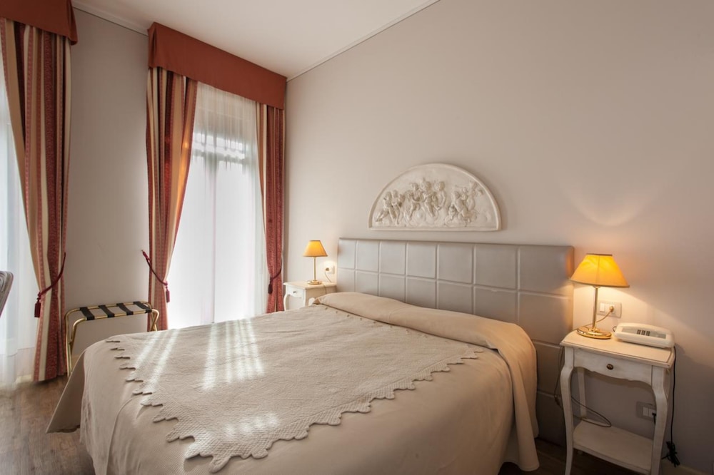 SUPERIOR, DOUBLE OR TWIN BED, LAKE VIEW