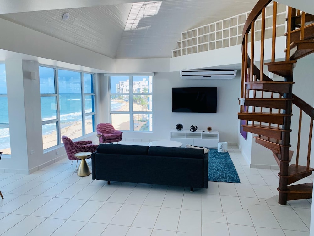 The Tryst Beachfront Hotel 25/50