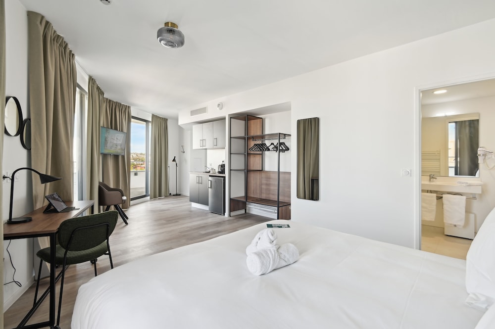 استوديو تنفيذي بسرير كينج بشرفة، All Suites Appart Hotel Paris Ouest Colombes 2/5