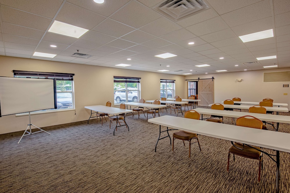 Country Inn & Suites by Radisson, Crystal Lake, IL 38/42