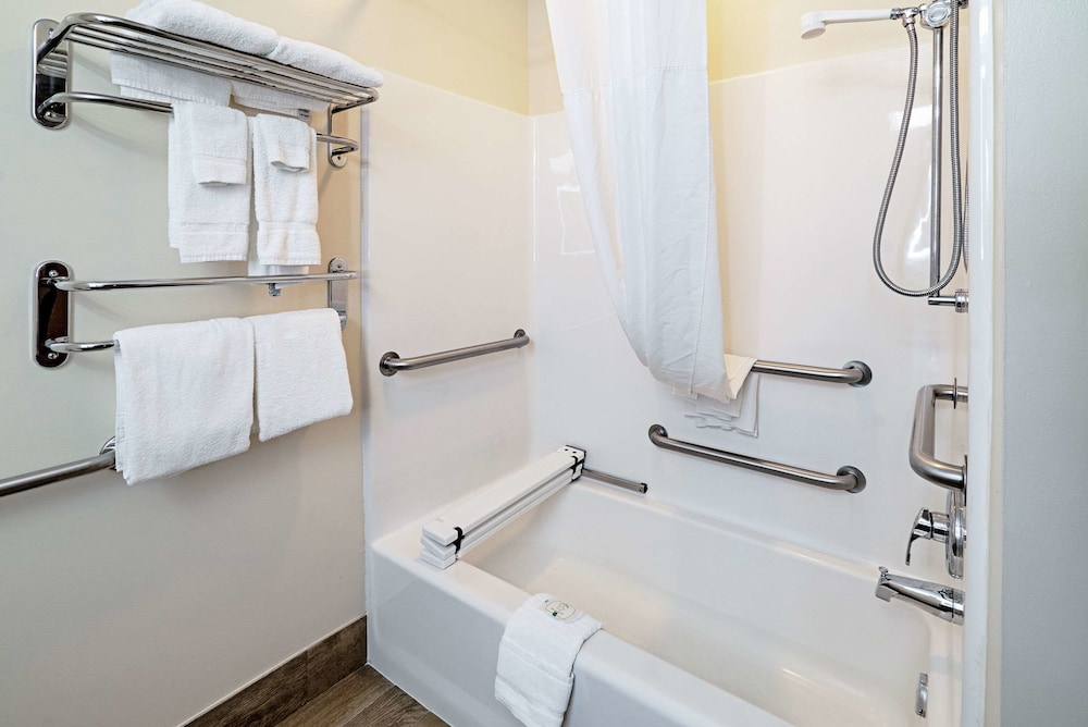 Quality Inn & Suites Robbinsville NC 36/37