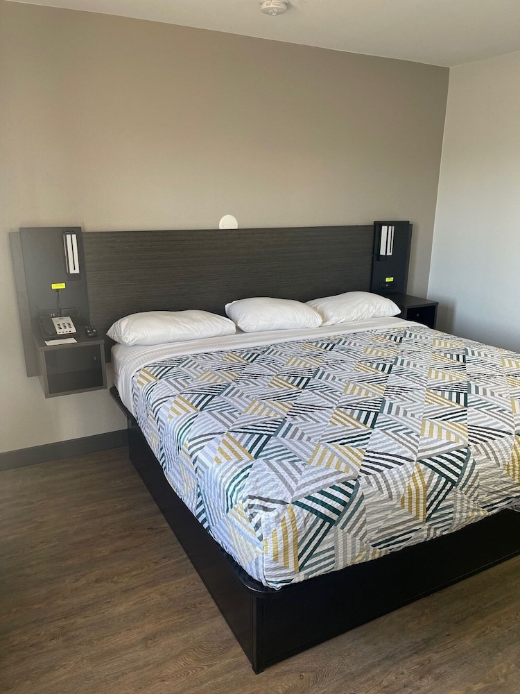 DELUXE, KING BED