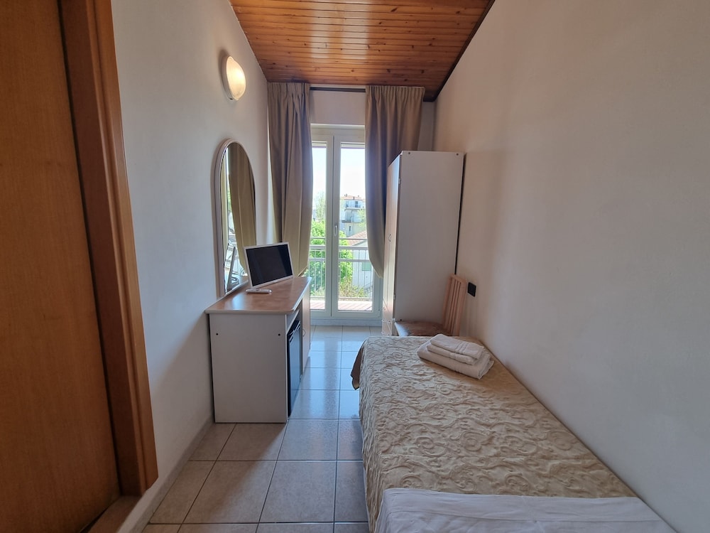 ROOM, SINGLE