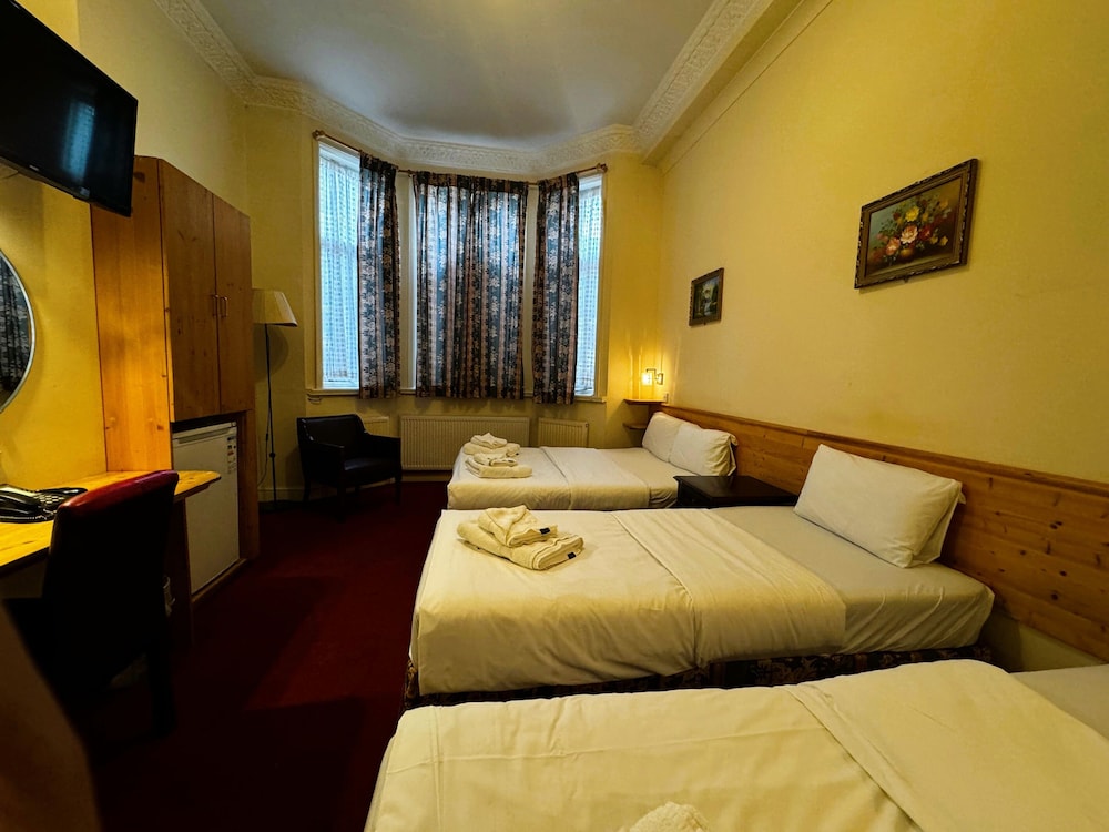 ROOM, QUADRUPLE