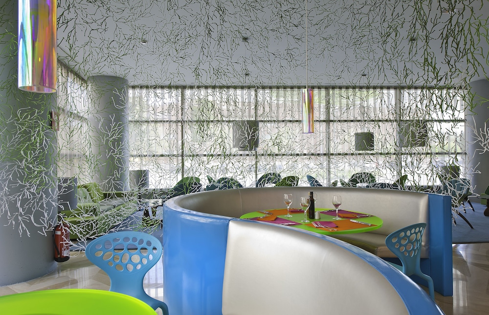 Reina Petronila Hotel 44/46