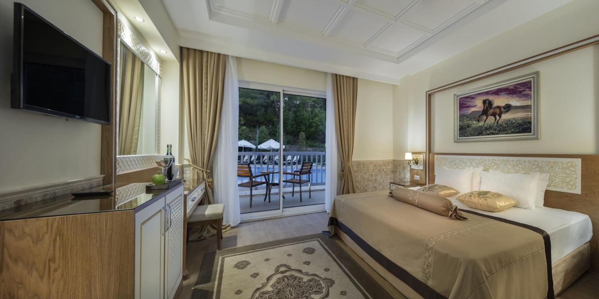 Club, King Bed, Forest View