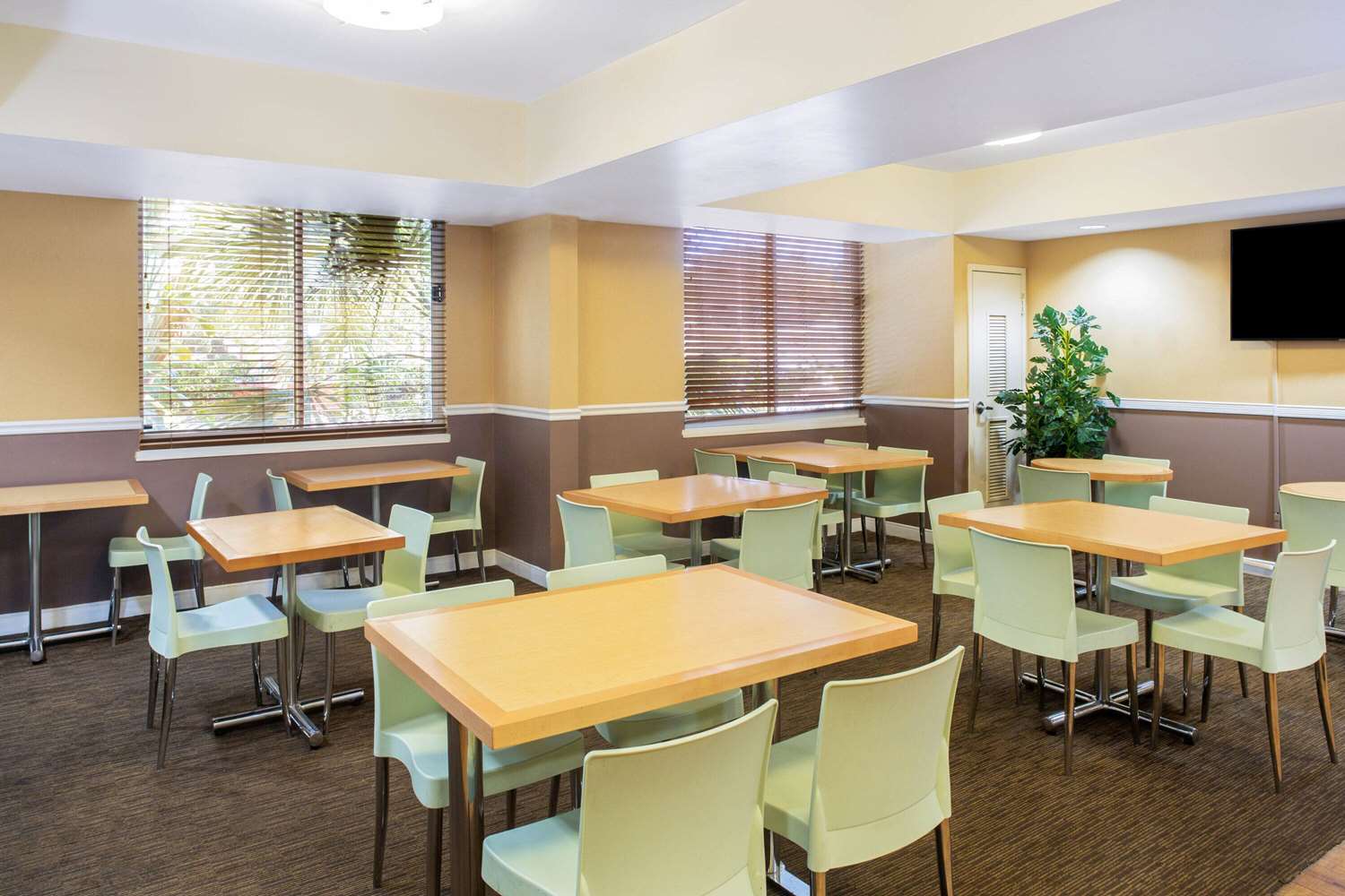 La Quinta Inn & Suites by Wyndham Sarasota Downtown 35/52