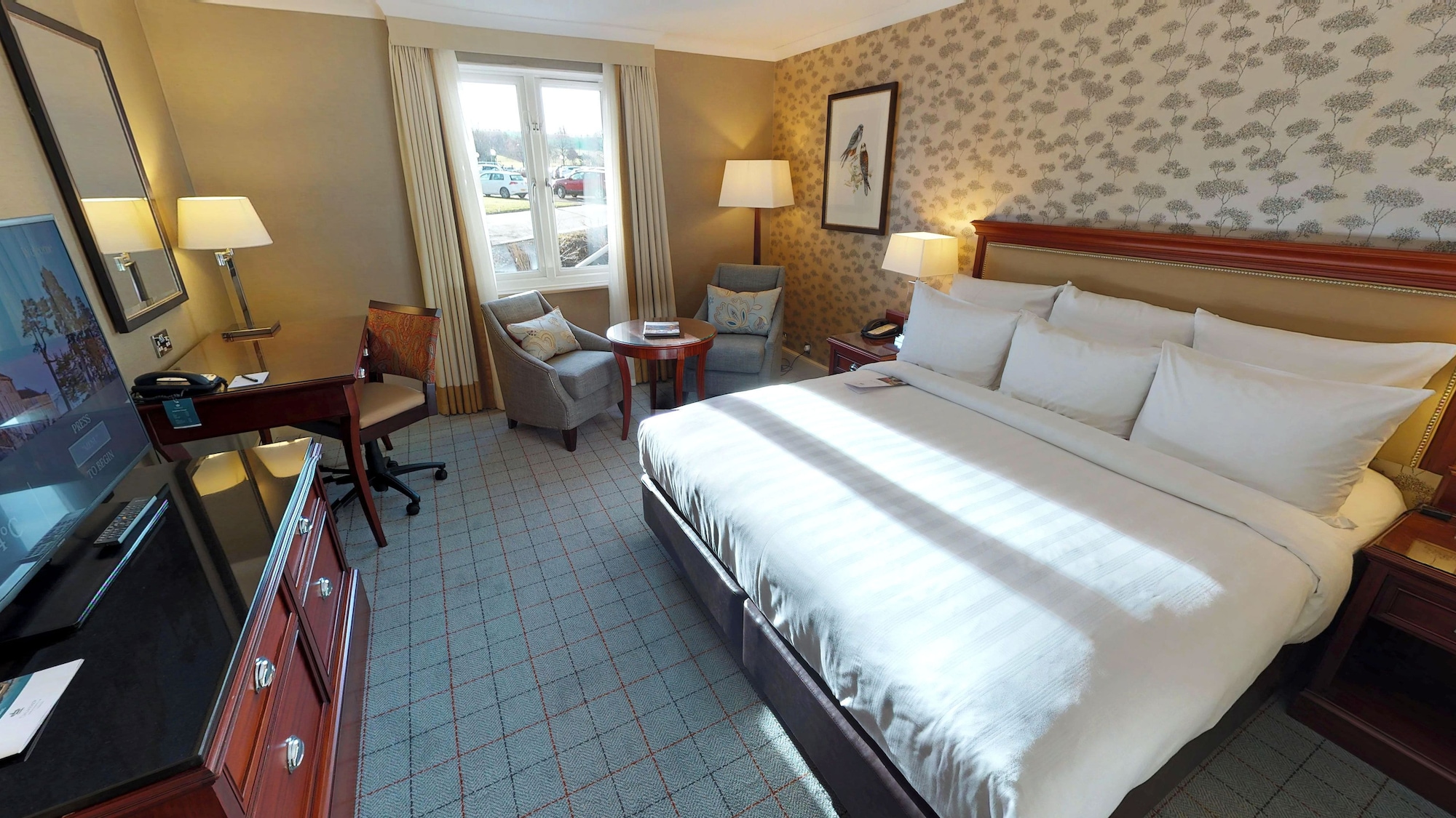 DELUXE, KING BED