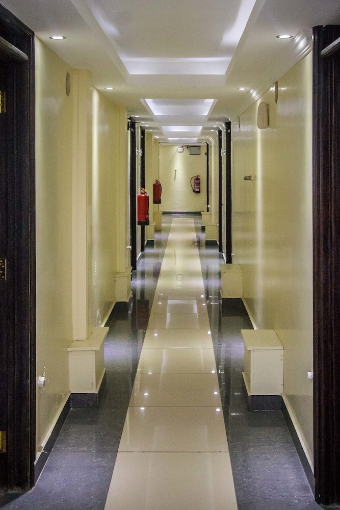 Airport Landing Hotel 5/48