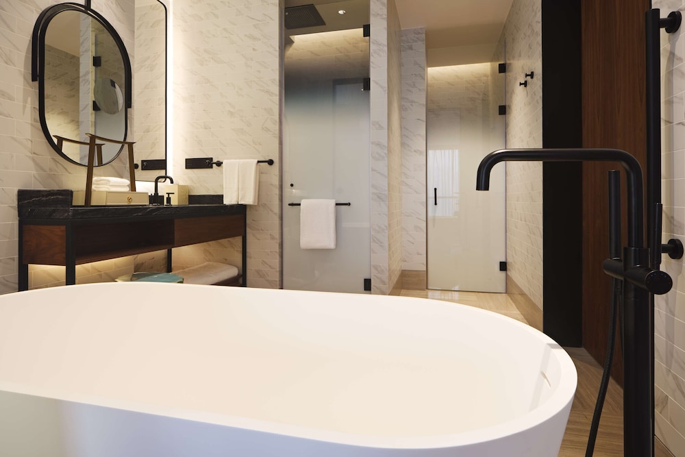 Deluxe, King Bed, Lake View, Terrace, Canopy By Hilton Hangzhou Jinsha Lake 3/3