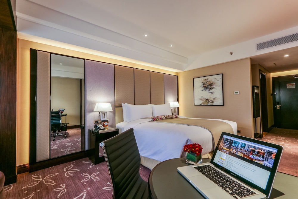 Diamond Hotel Philippines 16/68