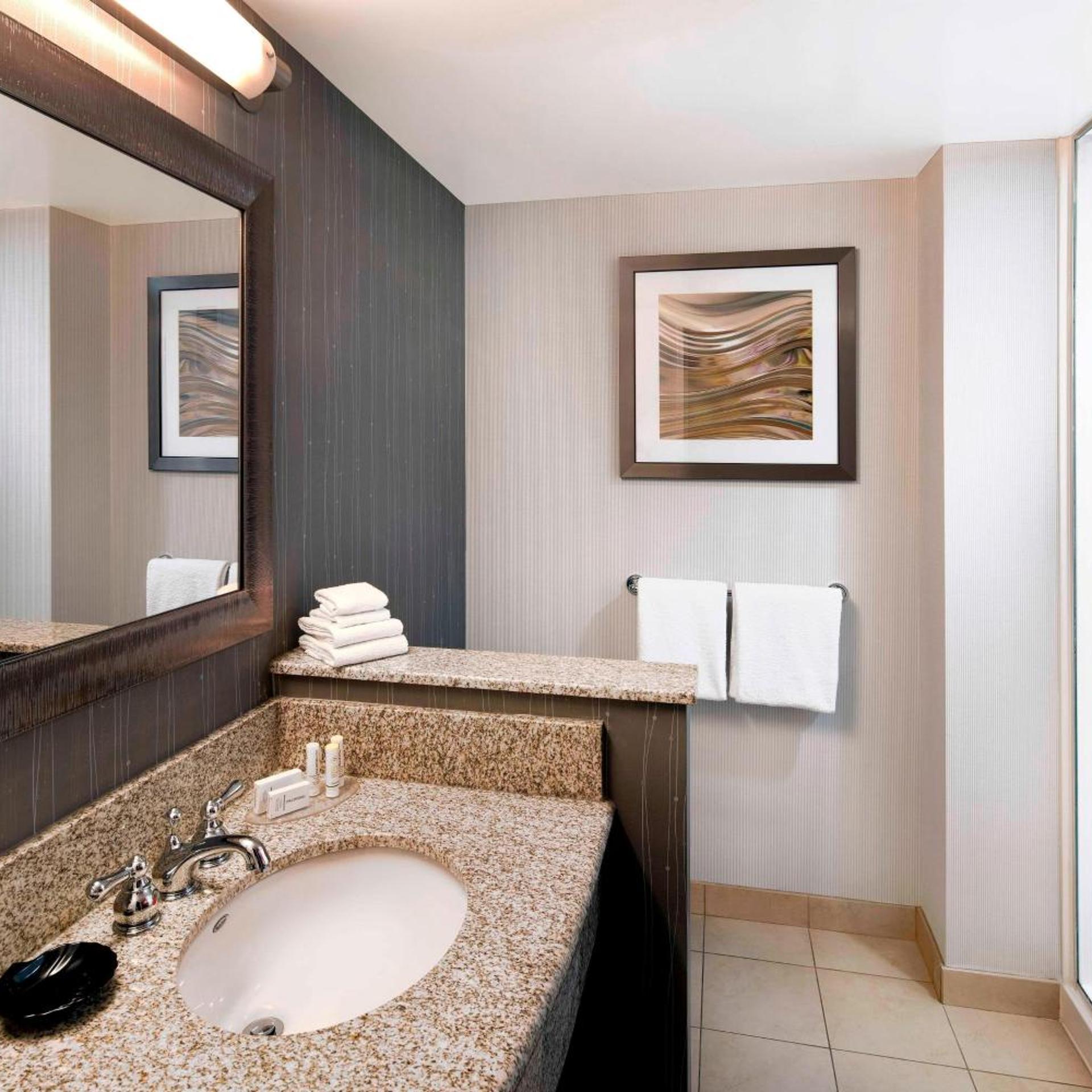 Guest Room, King Bed, Skyline View, Sofa، Courtyard Indianapolis Downtown 4/4